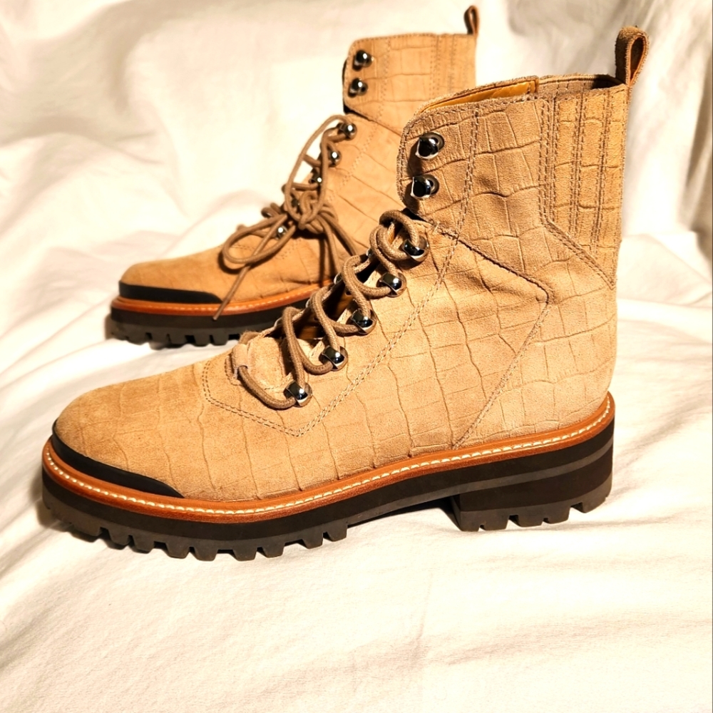 Marc Fisher (NWB) IZZIE 2ND LUGSOLE ANKLE BOOT Size 7.5 TAN SUEDE MULTI